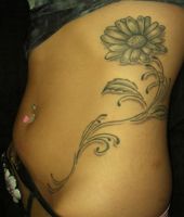 kwiatek tatuaż na żebrach dla kobiety