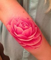 kwiatuszek tatuaż na ręce