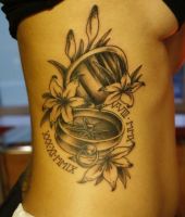 kwiaty i kompas tatuaże na żebrach
