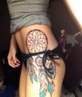 łapacz snów tatuaż na biodrze