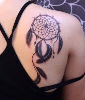 łapacz snów tatuaż na łopatce