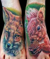 lis i wiewiórka tatuaże na stopach