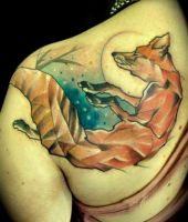 lis tatuaż na łopatce kobiety