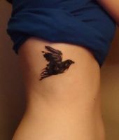 mały ptak tatuaż na żebrach