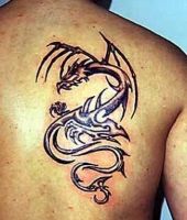 mały smok tatuaż na łopatce