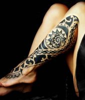maoryski wzór tatuażu na nodze