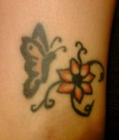 motylek i kwiatek tatuaże