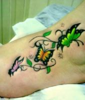 motyle tatuaże na stopie