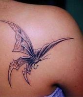 motyl tatuaż na łopatce