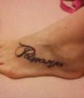 napis na stopie tatuaż dla kobiety