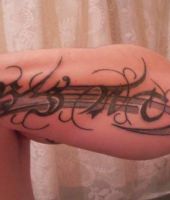 napis na ręce mężczyzny