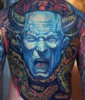 niebieski diabeł tatuaż na plecach