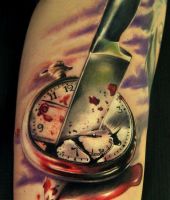 nóż wbity w zegarek