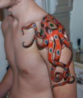 ośmiornica tatuaż na ramieniu
