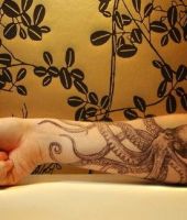 ośmiornica tatuaż na ręce