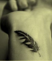 pióro, tatuaż na nadgarstku