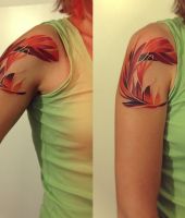 pióro tatuaż na ramieniu