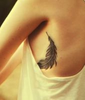 pióro, tatuaż na żebrach