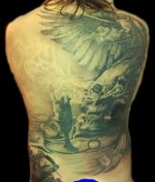 ptak czaszka świeca tatuaż na plecach