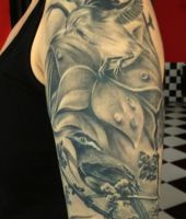 ptaki i kwiaty tatuaże na ramieniu