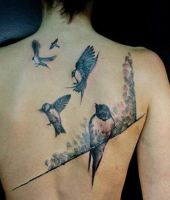 ptaki tatuaże na plecach