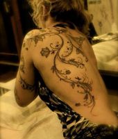 roślina tatuaż na plecach