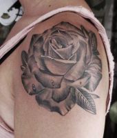 róża tatuaż na ramieniu dla kobiety