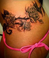 róże tatuaże na biodrze
