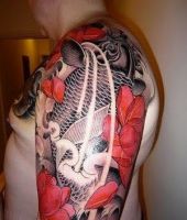 ryba koi tatuaż na ramieniu