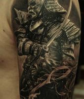 samuraj tatuaż na ramieniu