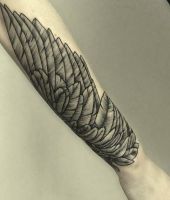 skrzydło wytatuowane na ręce