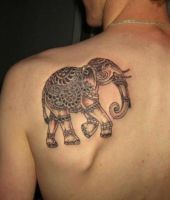 słoń tatuaż na łopatce