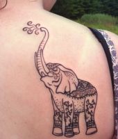 słonik tatuaż na łopatce