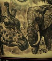 słoń i żyrafa tatuaże na plecach