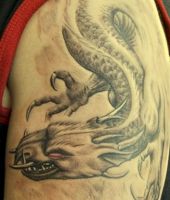 smok tatuaż na ramieniu