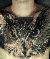 sowa tatuaż na klatce piersiowej