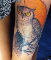 sowa tatuaż na udzie