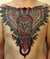 sowa tatuaż na klatce piersiowej