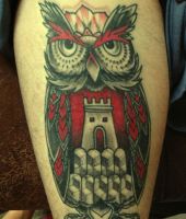 sowa tatuaż na udzie
