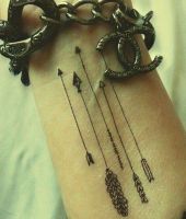 strzały tatuaże na nadgarstku