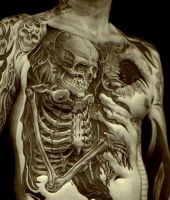szkielet tatuaż na brzuchu