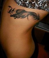 tatuaż pióro na żebrach