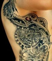tatuaż na żebrach biomechaniczny