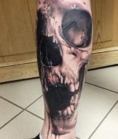 tatuaż duża czaszka pod kolanem