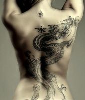 tatuaże smoki na plecach kobiety