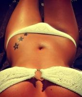 tatuaże na biodrze gwiazdki