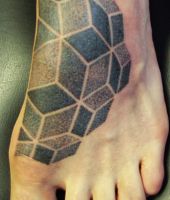 tatuaż geometryczny na stopie