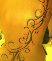 tribal tatuaż na plecach kobiety