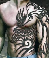 tribale tatuaże na brzuchu