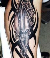 tribal i dwa smoki tatuaże